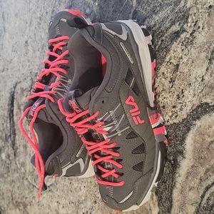 Women's Fila SZ 7 sneakers New